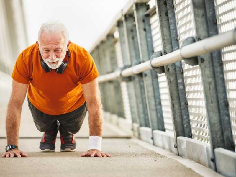 Idoso forte com o método Pilates