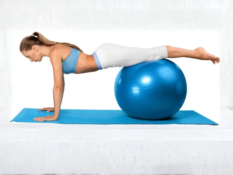 Pilates Por Que Praticar? 10 Razões para Começar Ainda Hoje 12 Pilates Por Que Praticar: Profissional avançada no método Pilates, fazendo exercício com a Bola.