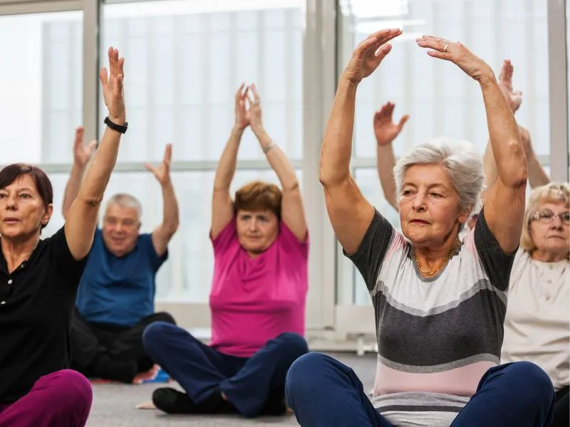 Pilates Por Que Praticar? 10 Razões para Começar Ainda Hoje 13 Pilates Por Que Praticar? Grupo de pessoas de toas as idades praticando pilates