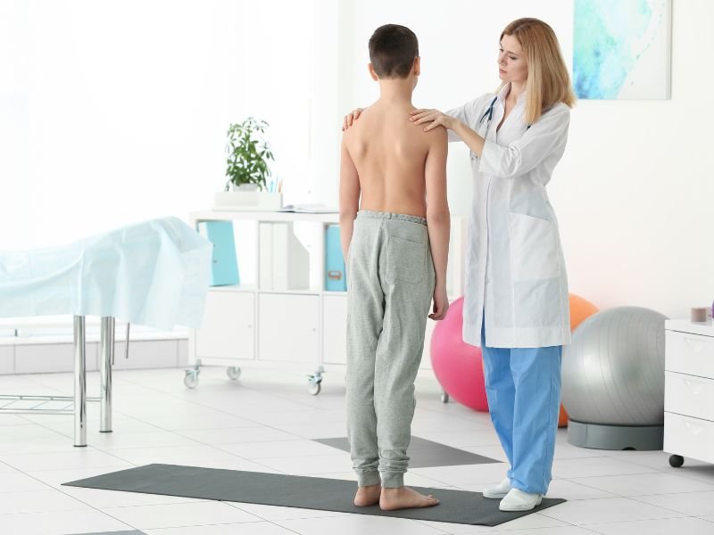 Fisioterapeuta e paciente, avaliação da Postura