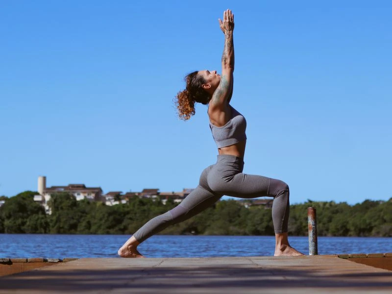 Mulher fazendo um Trabalho postural integrado