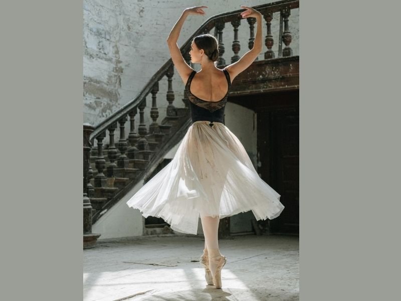 Uma linda bailarina com uma boa postura, fazendo uma apresentação de balé.