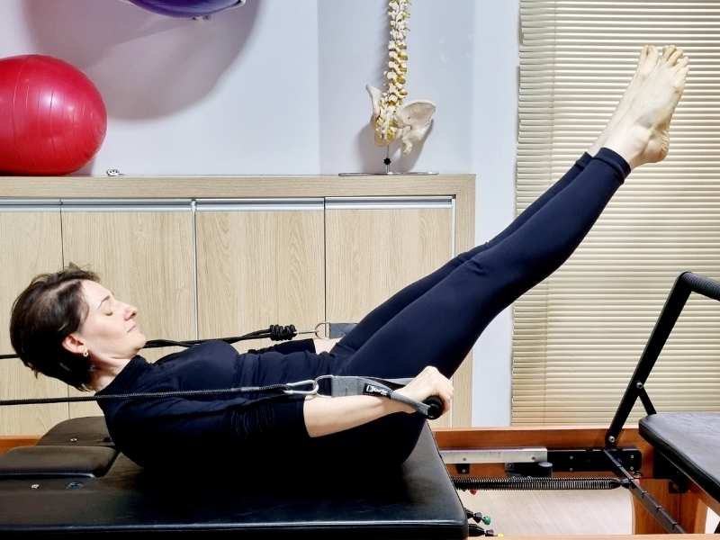 Imagem mostrando os Benefícios do Pilates. Fisioterapeuta Maite Pereira na prática do Pilates