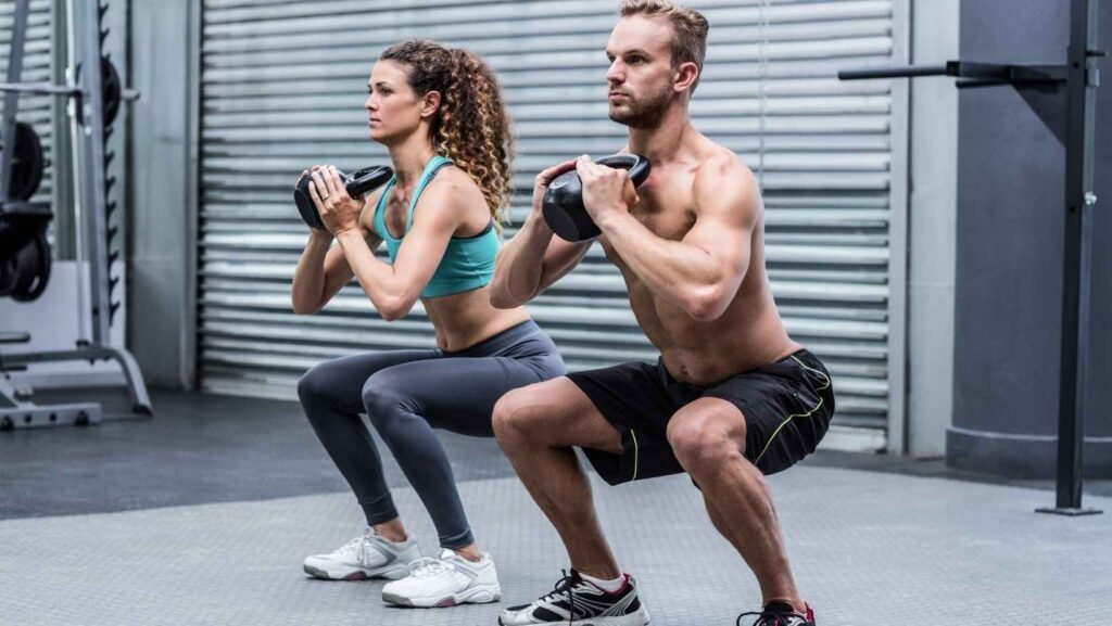 Iniciantes treinando com kettlebell