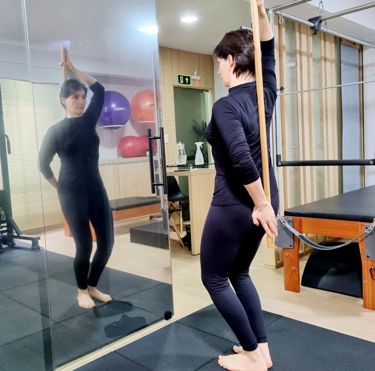RepostureFoz Postura e Movimento. Dra.Maite fazendo exercício de Isostreching. Mais de nossos serviços.