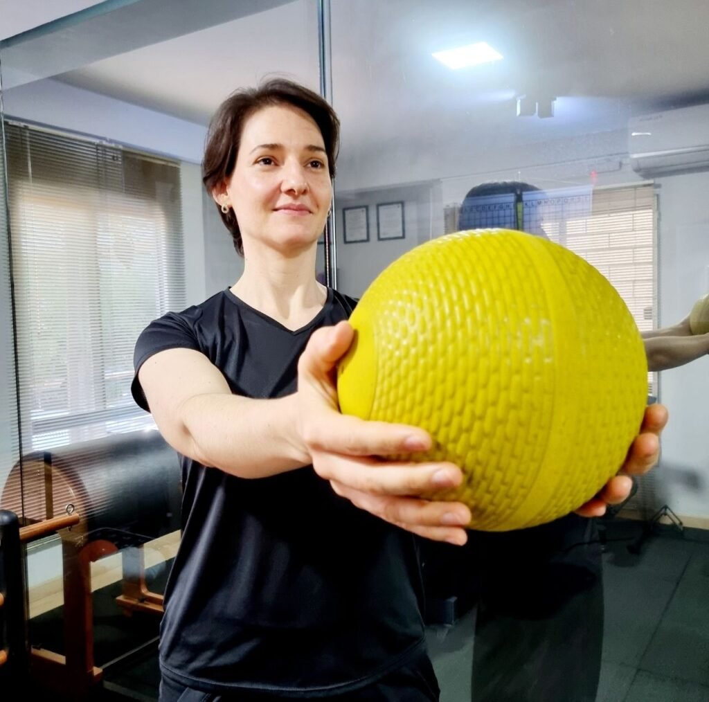 Fisioterapeuta mostrando um exercício para reabilitação da força