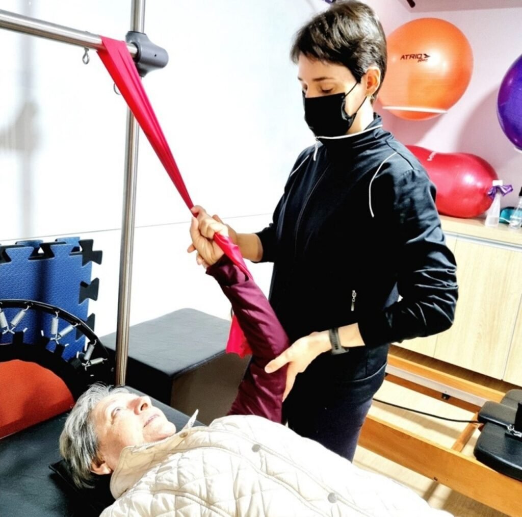 Fisioterapeuta Maite Pereira realizando a Reabilitação Funcional de um paciente.