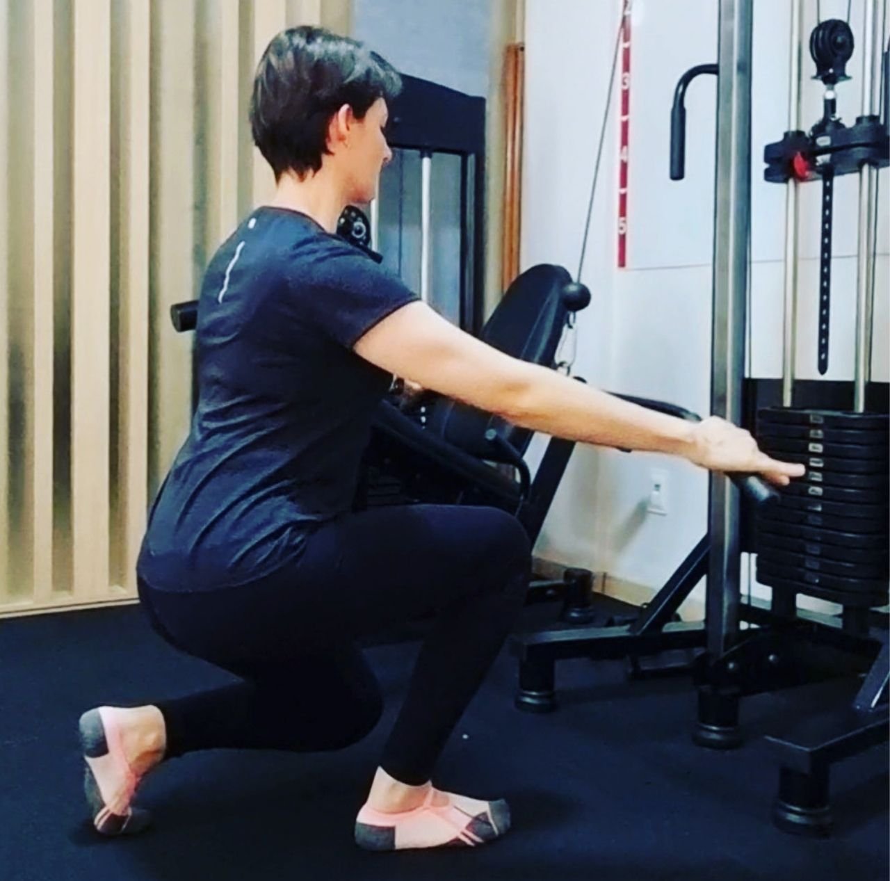 Dr.Douglas segurando uma Kettlebell deitado, fazendo um treinamento de força.