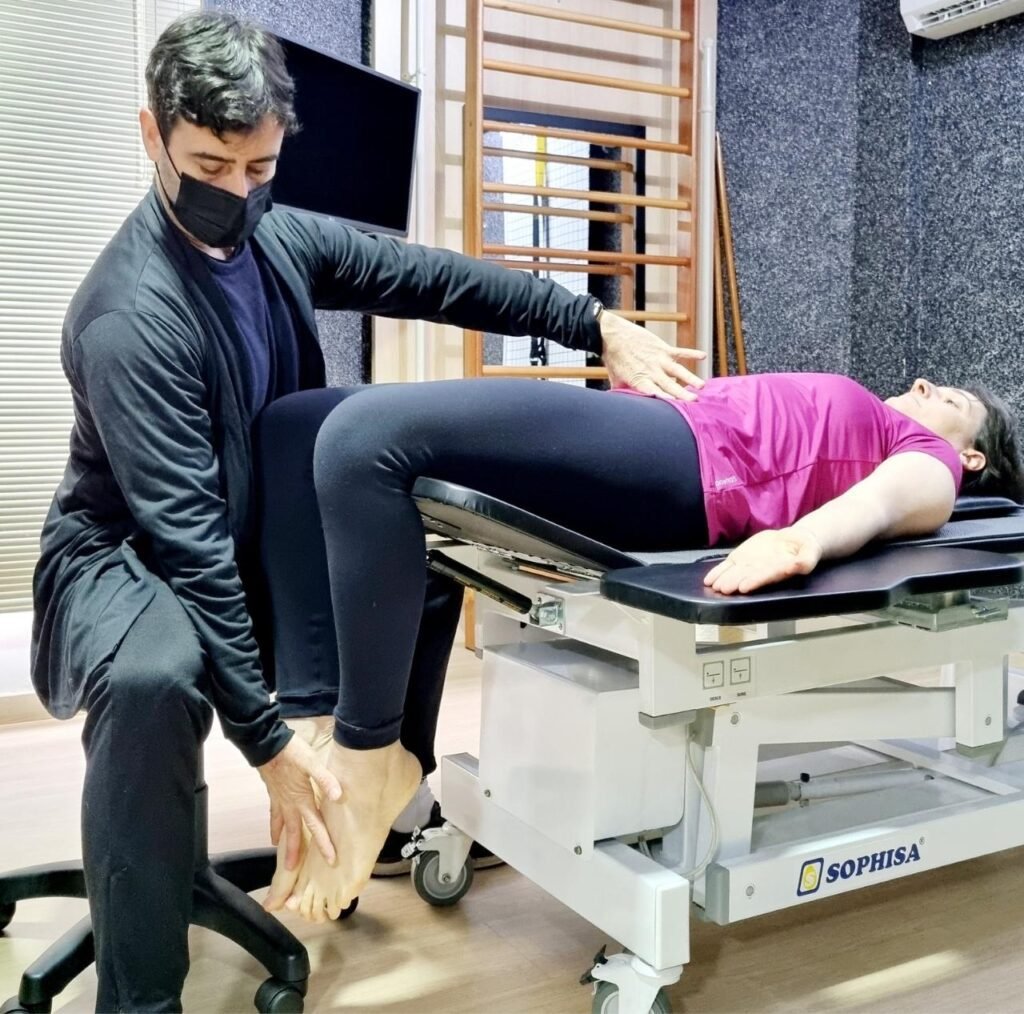 Dr.Douglas fazendo a Reeducação Postural Global na Paciente para melhorar a Postura, um de nossos Serviços