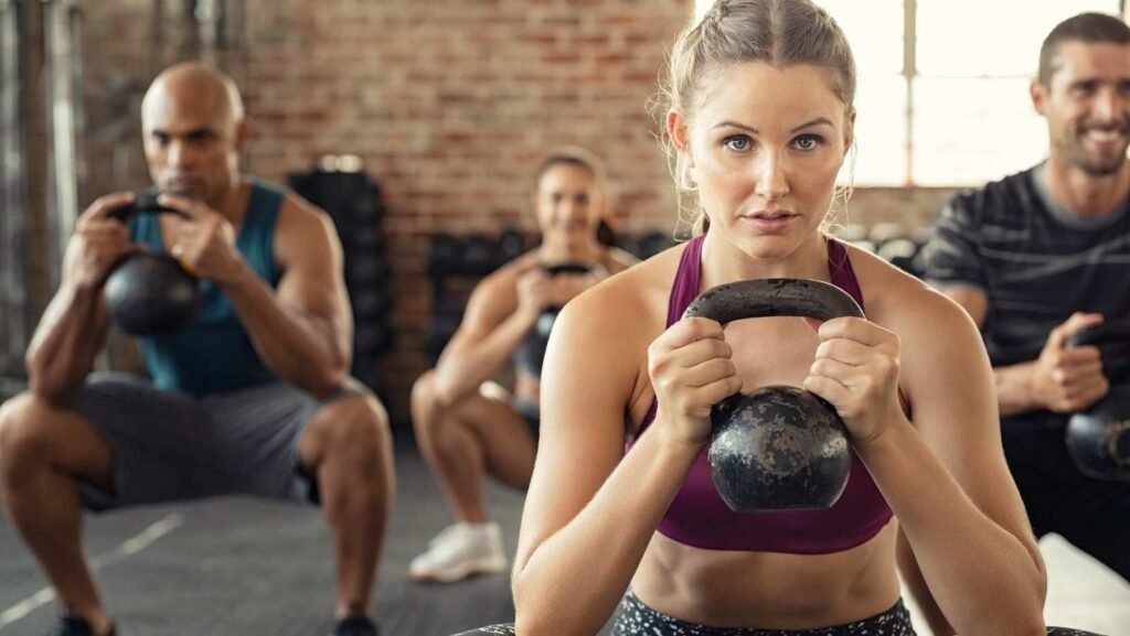 Grupo de pessoas treinando com kettlebell.