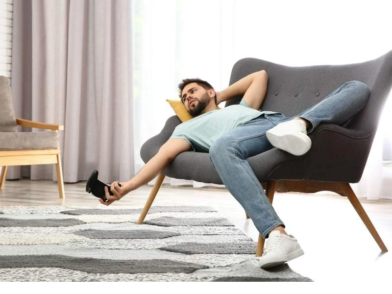 Homem sentado jogando videogame. a importância da quebra sedentária
