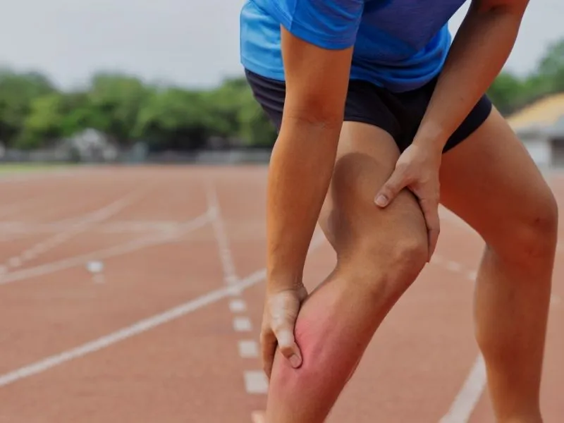 Alongamento Antes ou Depois do Treino: Guia 2025 3 uma pessoa com dor na perna após um alongamento incorreto