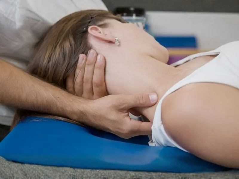 Dor Cervical: Causas, Sintomas e Tratamentos 2025 13 Terapeuta realizando tratamento para Dor Cervical