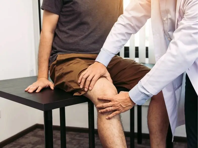 Pré-Operatório LCA: Fisioterapia Reduz 40% das Complicações 2 profissional médico avaliando a necessidade de fisioterapia para o joelho