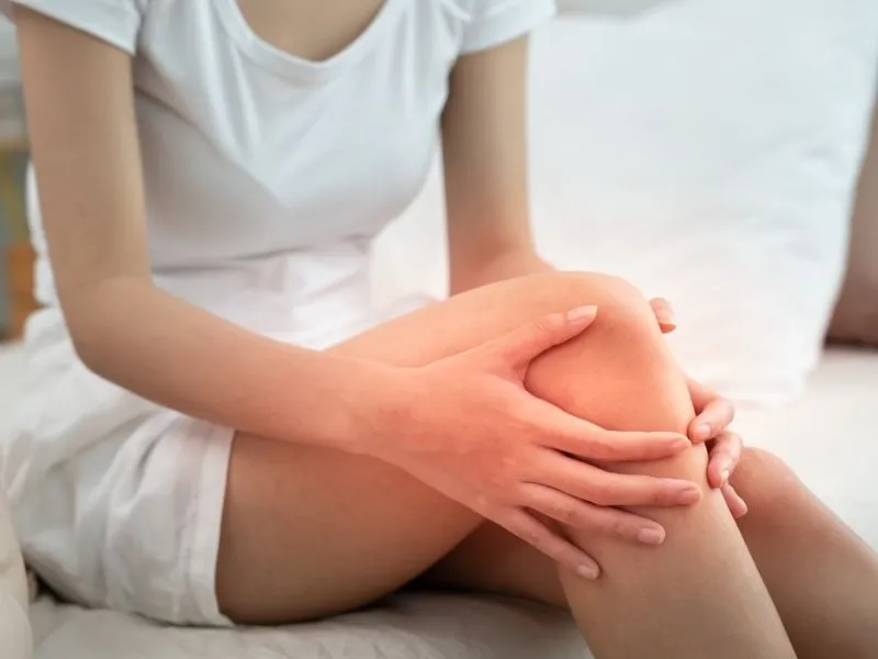 Pré-Operatório LCA: Fisioterapia Reduz 40% das Complicações 3 pessoa com LCA rompido e dor no joelho