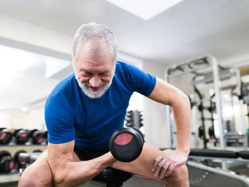 Treino Resistido: Novos achados 2024 4 Idoso fazendo Treino Resistido.