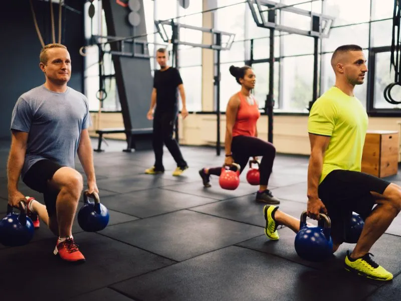Treino Resistido: Novos achados 2024 3 Grupo de pessoas fazendo Treino Resistido
